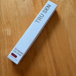 Sculpted Lip Liner Shape and define with ease! In Mulberry color NWT 👄